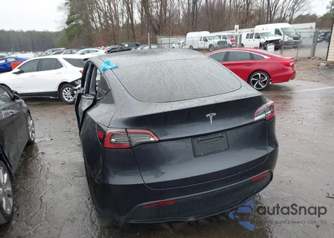 2024 Tesla Model Y Long Range Dual Motor All-Wheel Drive/Rwd z USA, uszkodzony, nr VIN 7SAYGDEDXRF099834
